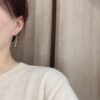 boucle d'oreille en or blanc portée avec perle de tahiti