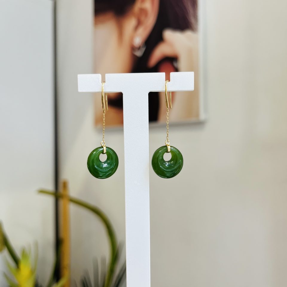 boucle d'oreille en or avec du jade