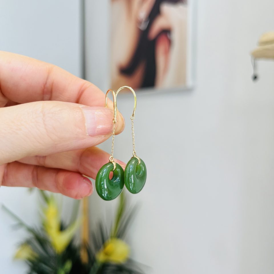 boucle d'oreille en or avec du jade
