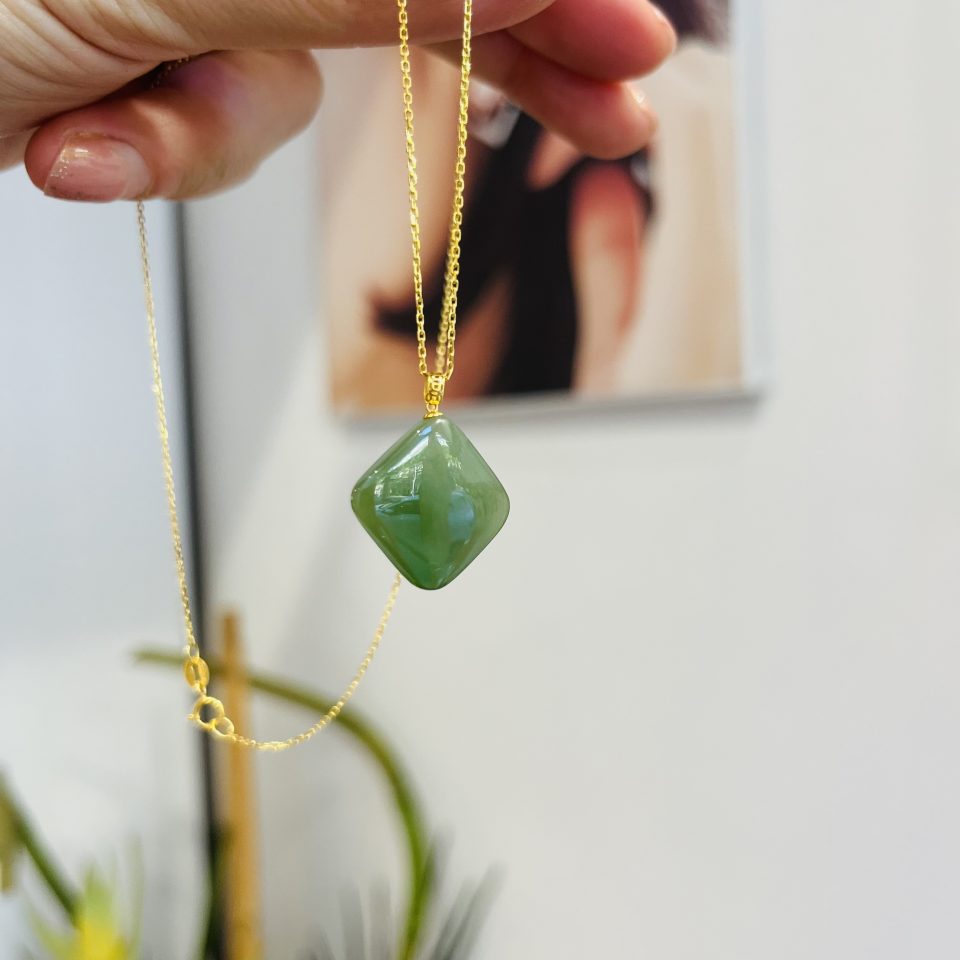 pendentif en jade forme losange