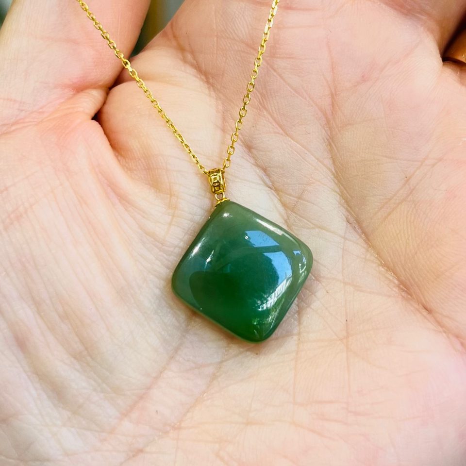 pendentif en jade forme losange