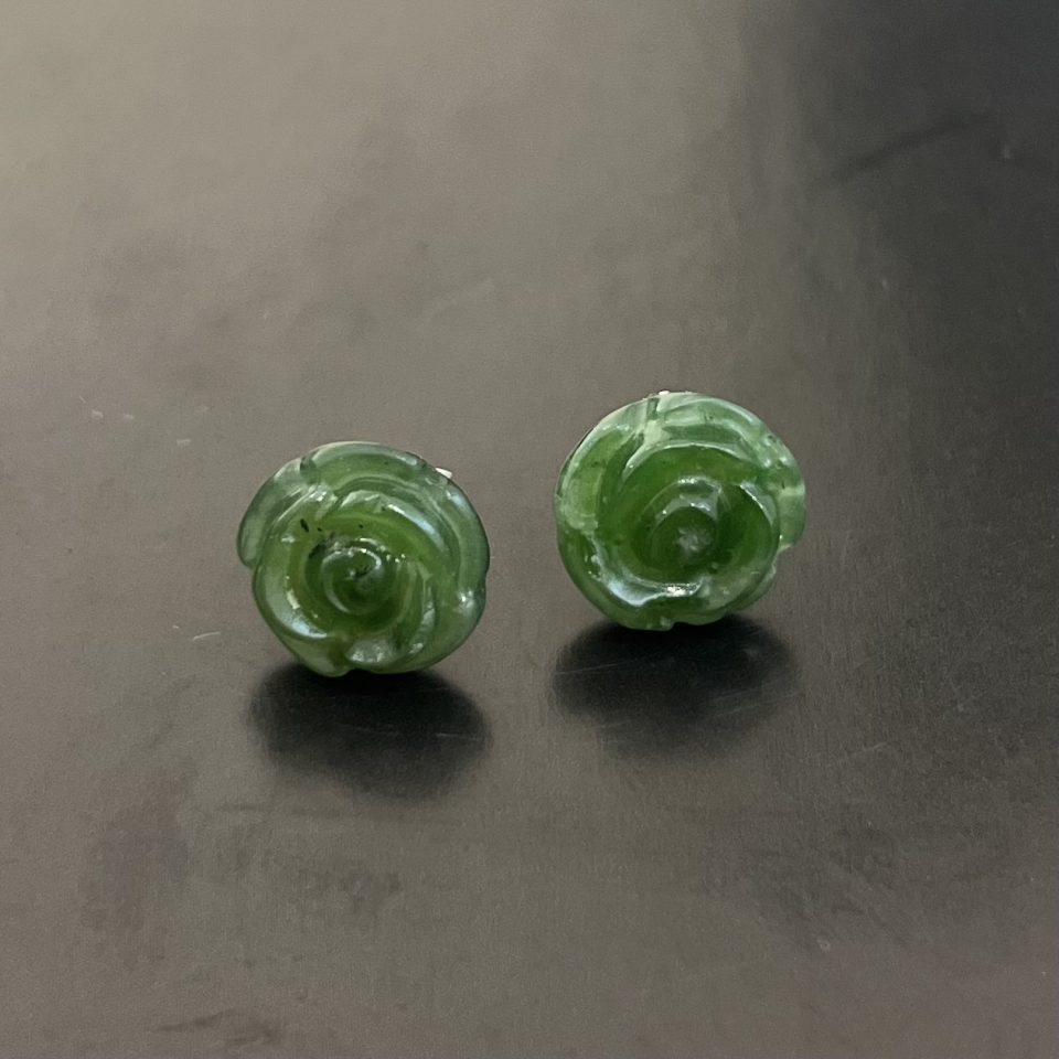 boucle d'oreille jade vert sculpté en forme de rose