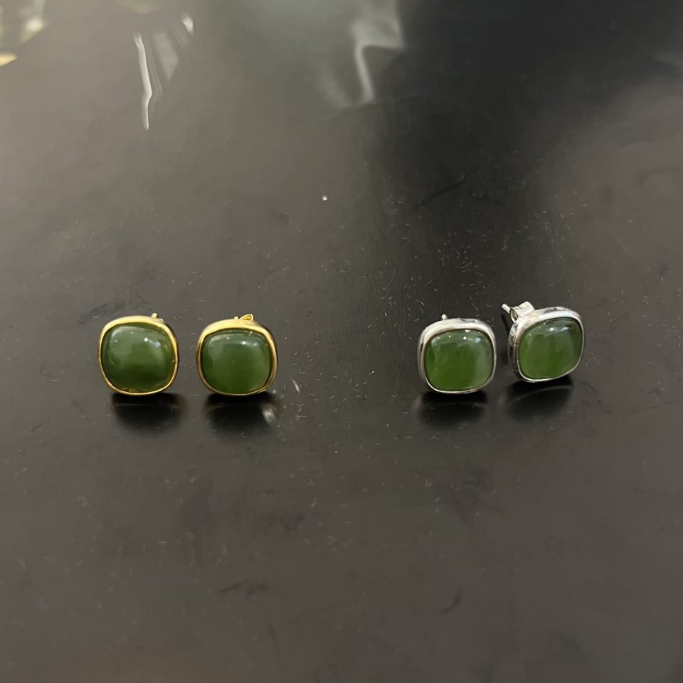 Boucle d'oreille en jade vert carré