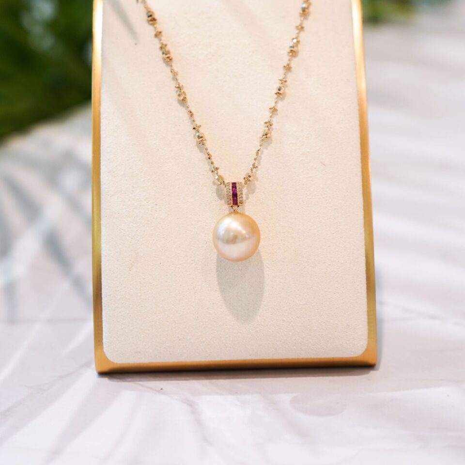 pendentif en perle Australie, pearl gold, or18k et rubis