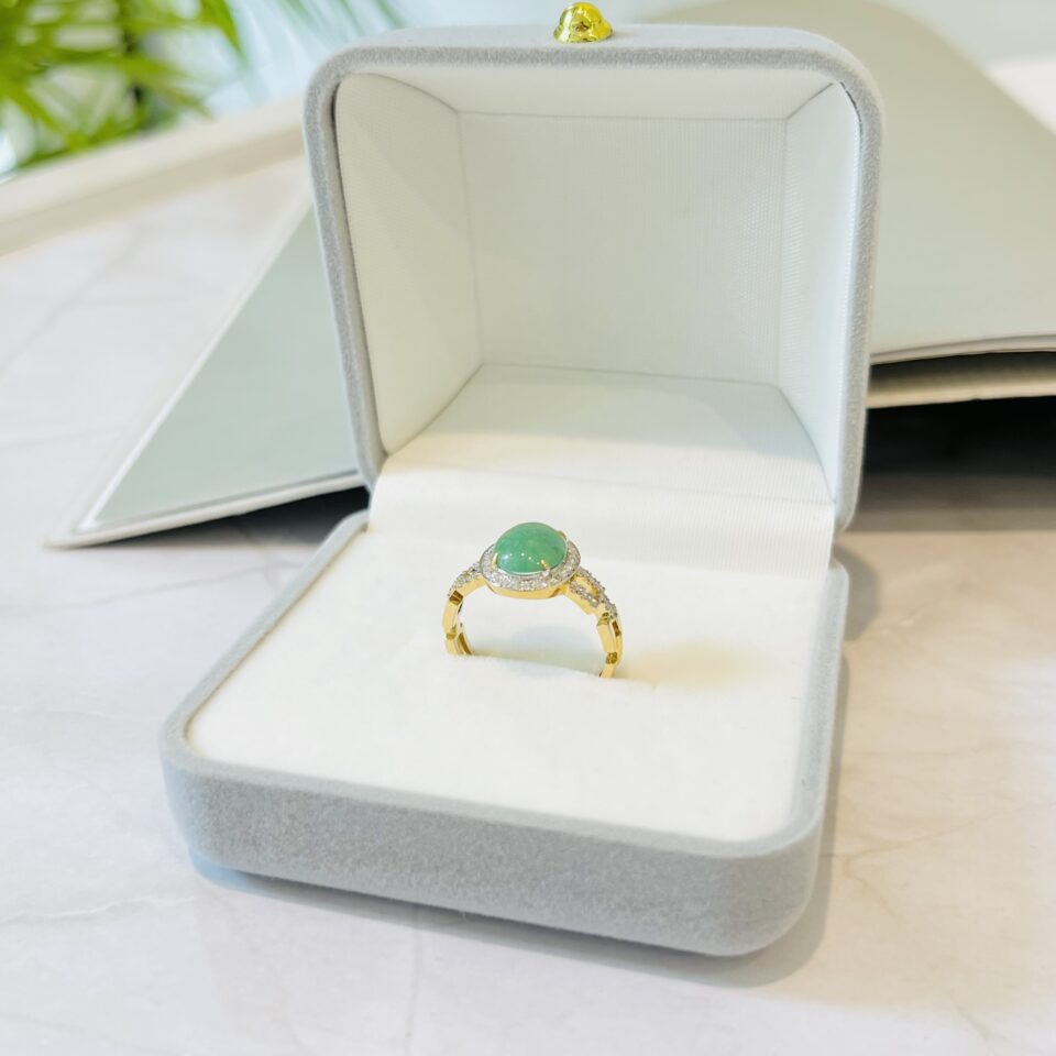 bague avec jade de Birmanie 2.5ct, monture or18k et diamant 0.22ct