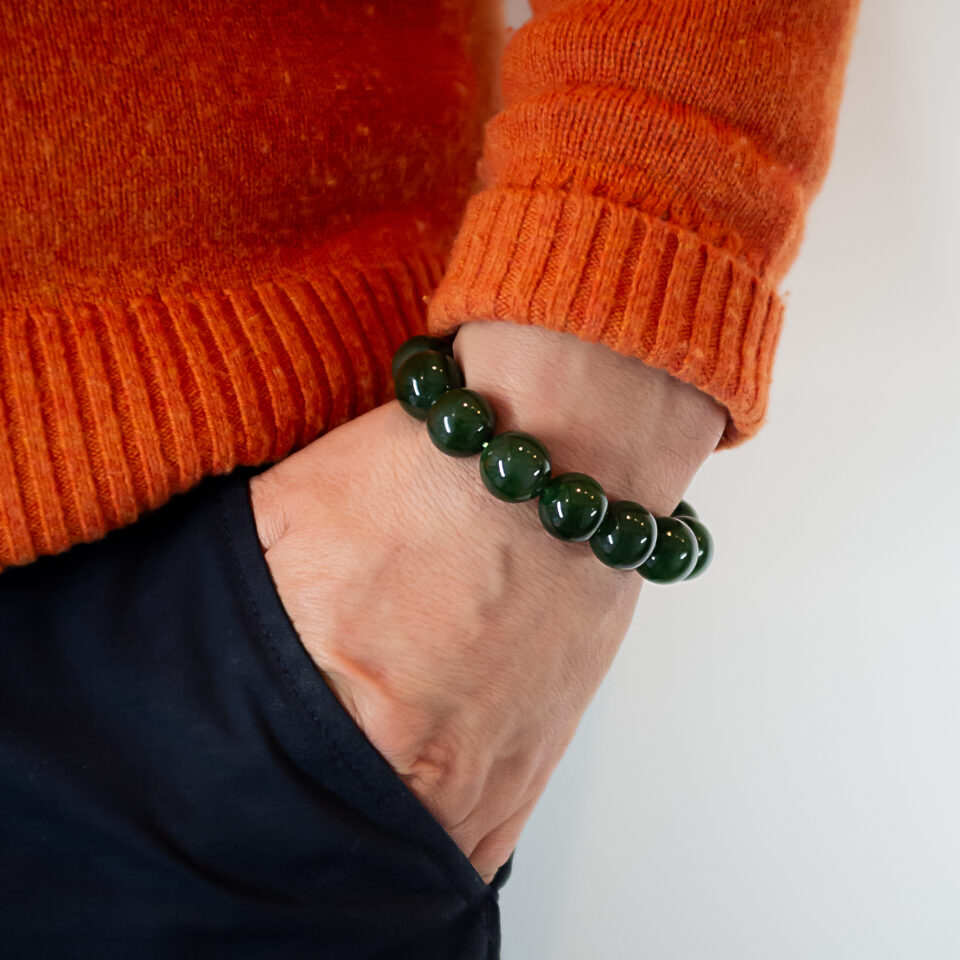 Ce bracelet pour homme en billes de Jade Russie taille XL est parfait cadeau alliant élégance et savoir-faire traditionnel.