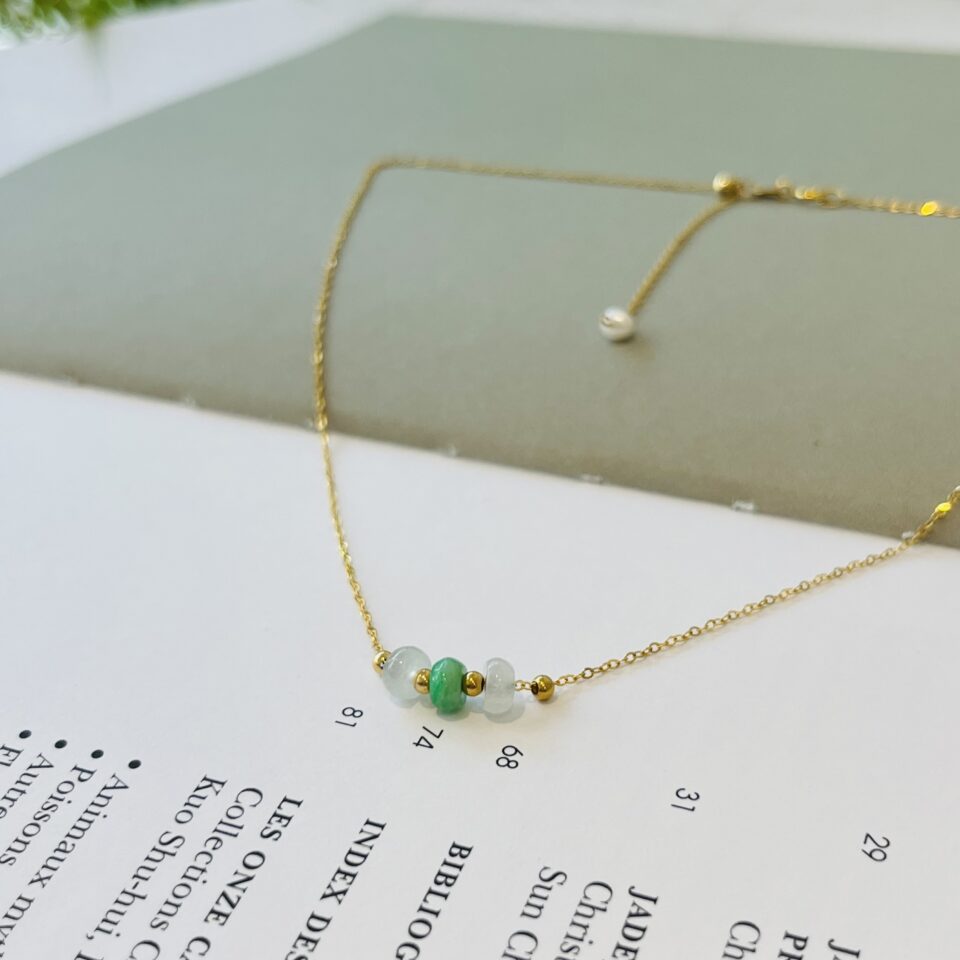 collier or avec morceau de jade