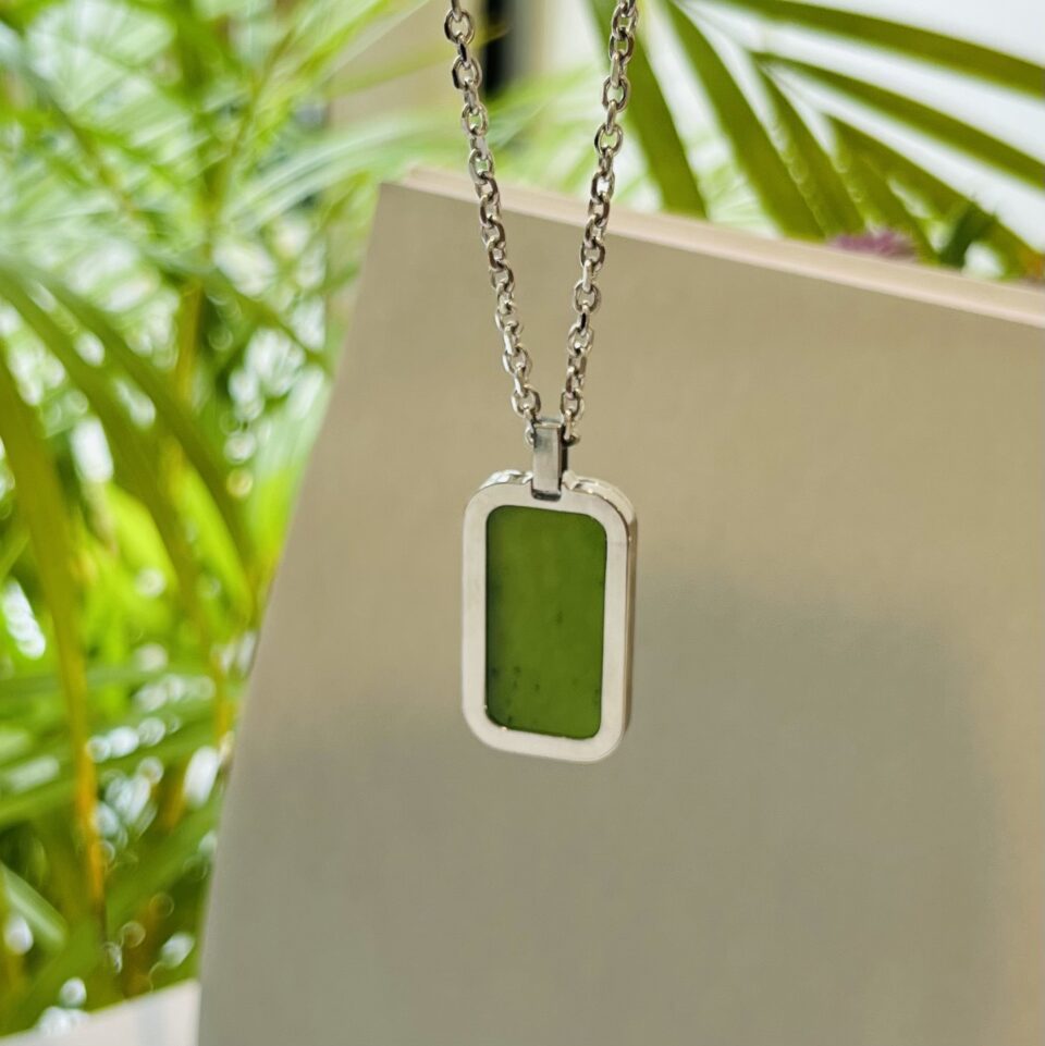 Prenez connaissance de notre collier en jade naturel du Canada accompagné de sa chaine en acier inoxydable. Cette création se démarque par son confort. En effet, sa chaine légère et sa longueur assure confort et agréabilité. Son Jade véritable de couleur vert foncé provient du Canada ce qui fait de ce collier une pièce unique et raffinée. De plus que les rayons du soleil au contact du jade, nous offre un spectacle de nuances de verts translucides. Convenant pour un cadeau, ce collier est symbole d'élégance et de raffinement.