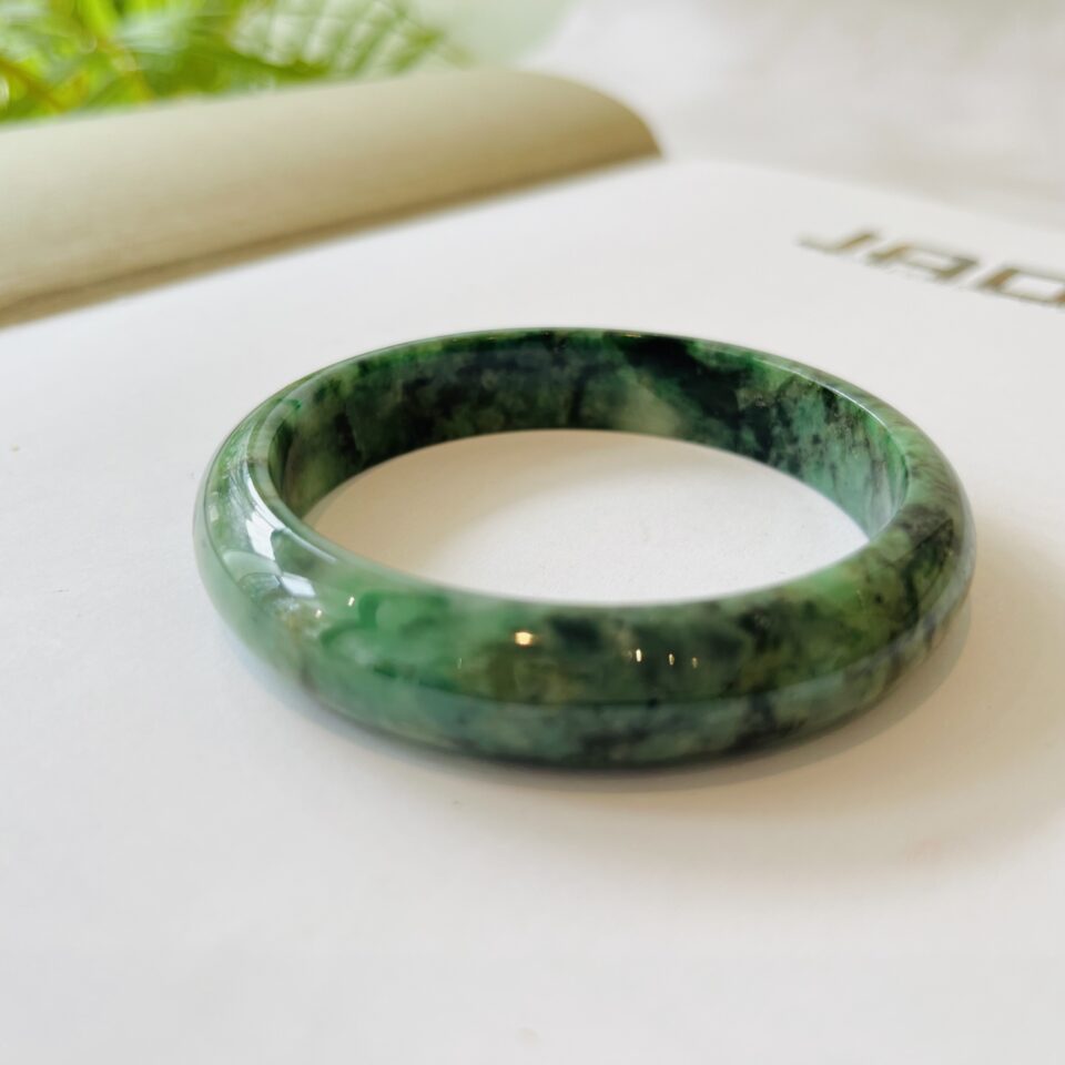 Jonc en jade de Birmanie vert foncé nuancé