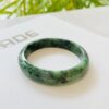 Jonc en jade de Birmanie vert foncé nuancé