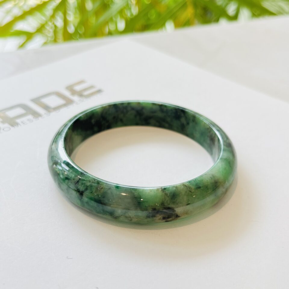 Jonc en jade de Birmanie vert foncé nuancé