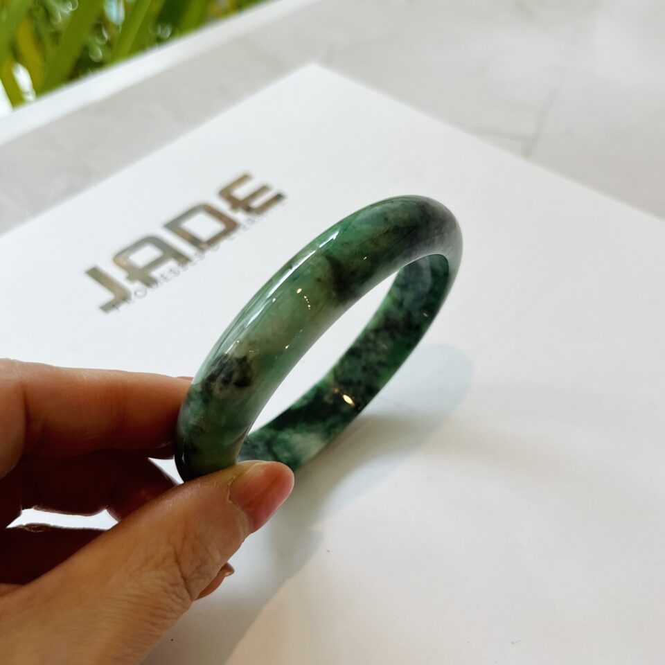 Jonc en jade de Birmanie vert foncé nuancé