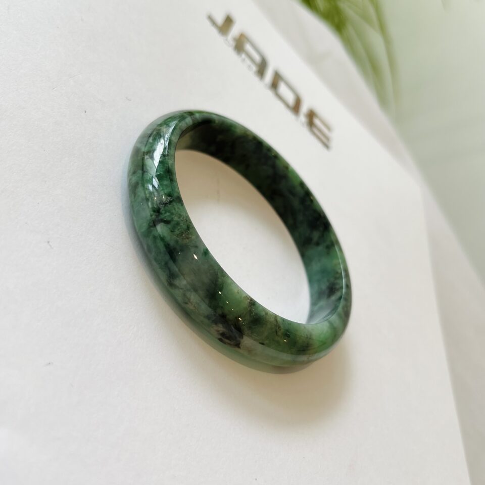 Jonc en jade de Birmanie vert foncé nuancé