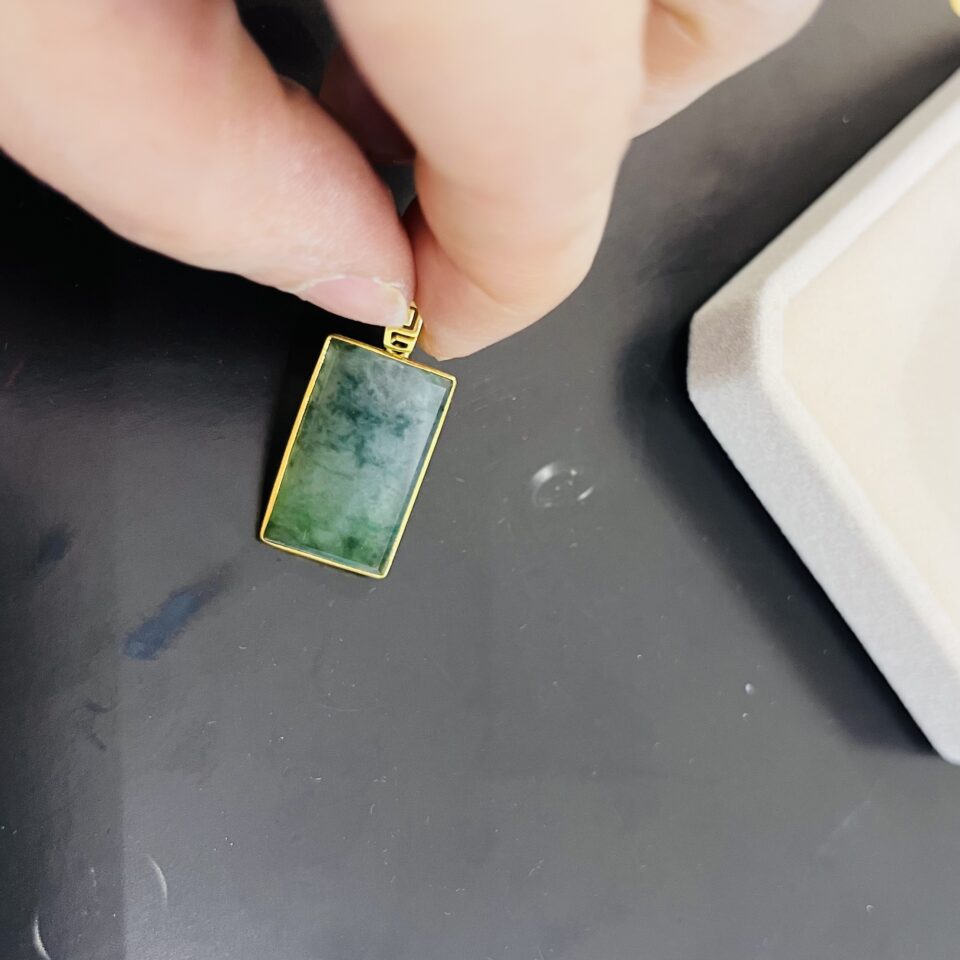 pendentif en or 750/1000e avec jade qualité A