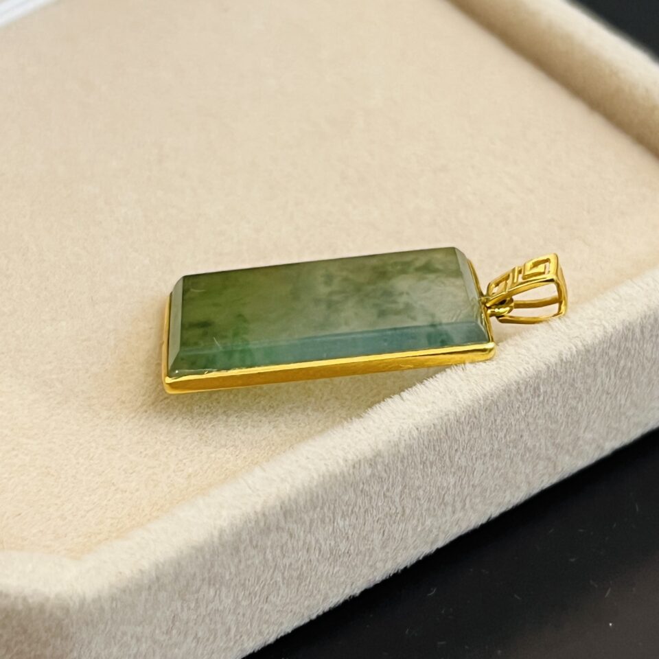 pendentif en or 750/1000e avec jade qualité A