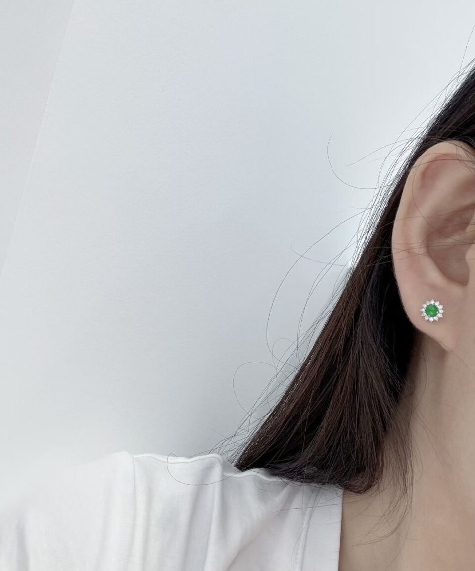 boucle d'oreille tige en platine  diamant et jadeite 