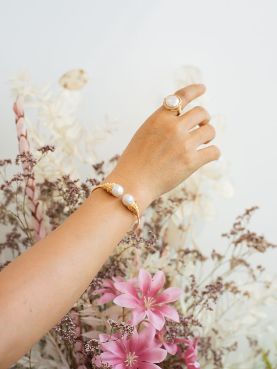 jonc fil plaque or et deux perles 