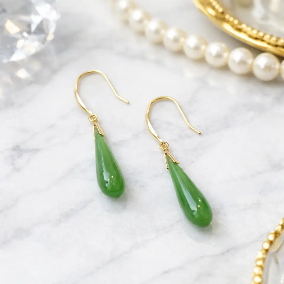 Boucles d'oreilles longues or jaune 18 carats et jade vert 40 mm