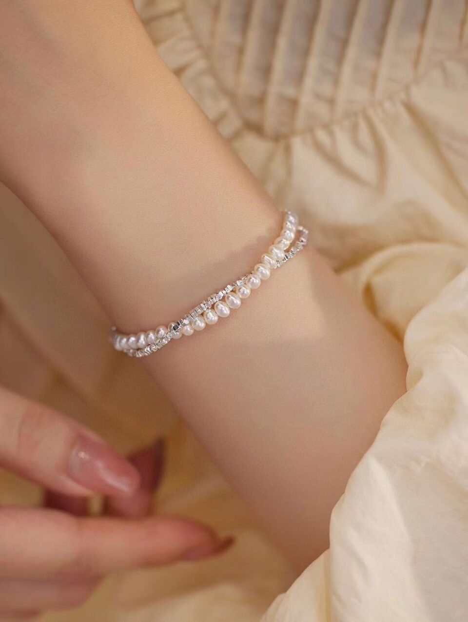 bracelet en double rang avec perle et argent dans un style raffiné 