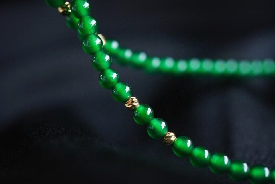 Jadéite naturelle de qualité EXTRA. Couleur vert intense et homogène. Translucidité élevée (la lumière traverse).