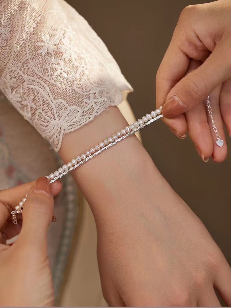 bracelet en double rang avec perle et argent dans un style raffiné 