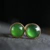  Boucles d'oreilles puces en jade vert et argent doré 925. L'alliance précieuse d'une pierre noble et d'un métal chaleureux.