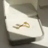 La douceur irisée de la perle de culture mise en valeur par l’éclat chaud de l’or jaune 18 carats. Un bijou qui illumine le quotidien