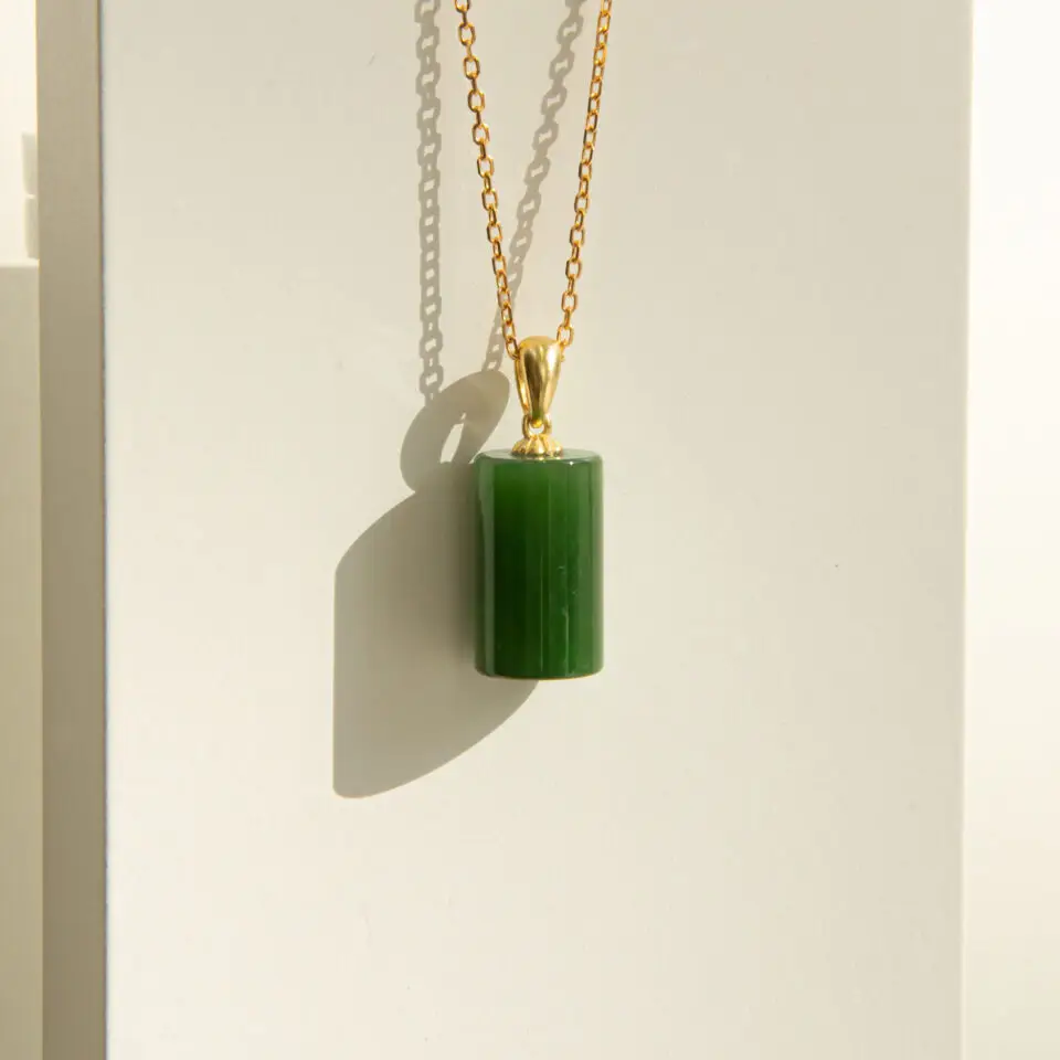 Collier Cylindre en Jade sur Chaîne Argent Doré