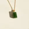 Le minimalisme chic que vous cherchiez. Collier argent doré orné d'un cylindre en jade naturel. Craquez pour ce modèle intemporel
