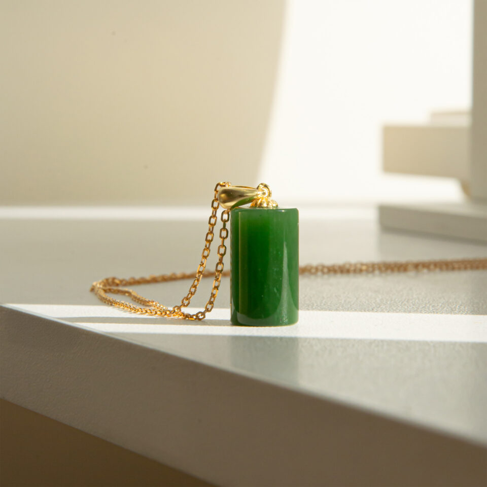 Pendentif Cylindre Jade sur Chaîne Fine Dorée