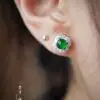 Découvrez l'élégance intemporelle avec ces boucles d'oreilles de type "puce" en jade vert lumineux, montées sur de l'argent massif 925/1000e. Véritable concentré de nature et de raffinement, ce modèle épuré met à l'honneur la pierre de jade, symbole de pureté et de sérénité dans de nombreuses cultures.

La couleur verte lumineuse de ces pierres rondes capte la lumière avec douceur, apportant une touche de fraîcheur et de vitalité à votre style quotidien. Leur format "puce", discret mais visible, les rend idéales pour un porté quotidien, seules ou en accumulation