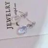 Ces boucles d'oreilles célèbrent la beauté de l'irrégulier. Réalisées en argent au design frappé et asymétrique, elles offrent un jeu de textures et de lumière unique. Chaque mouvement capture l'éclat doux de la perle baroque en nacre blanche, une pierre précieuse connue pour sa pureté et ses reflets irisés. Un bijou sculptural et léger, parfait pour celles qui cherchent une touche d'originalité discrète au quotidien