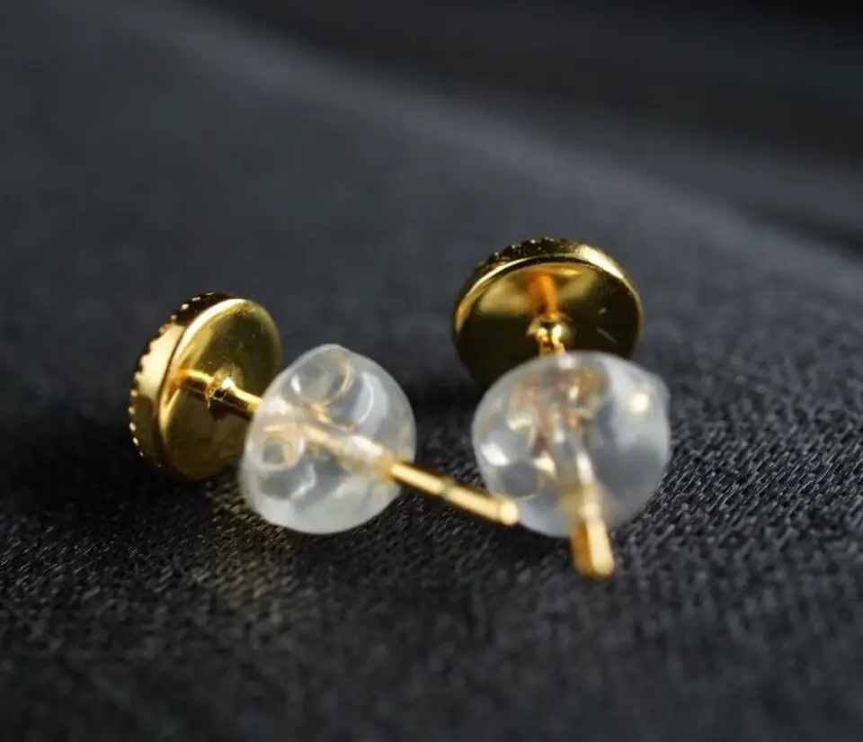 Le jade vert, symbole de pureté et d’harmonie, est ici sélectionné pour sa couleur intense et ses reflets lumineux. Chaque paire est unique, avec ses nuances et inclusions caractéristiques, gages d’authenticité. Leur format « puce », discret et élégant, s’adapte à toutes les oreilles et se porte aussi bien seul qu’en accumulation