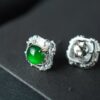 Le jade vert dans toute sa splendeur, monté sur l'argent 925 le plus pur. Ces petites puces sont bien plus qu'un accessoire : elles capturent la lumière et apportent une touche de sérénité à votre quotidien.

Minimalistes mais présentes, elles se portent en toutes occasions. Et vous, les porterez-vous en accumulation ou en solo