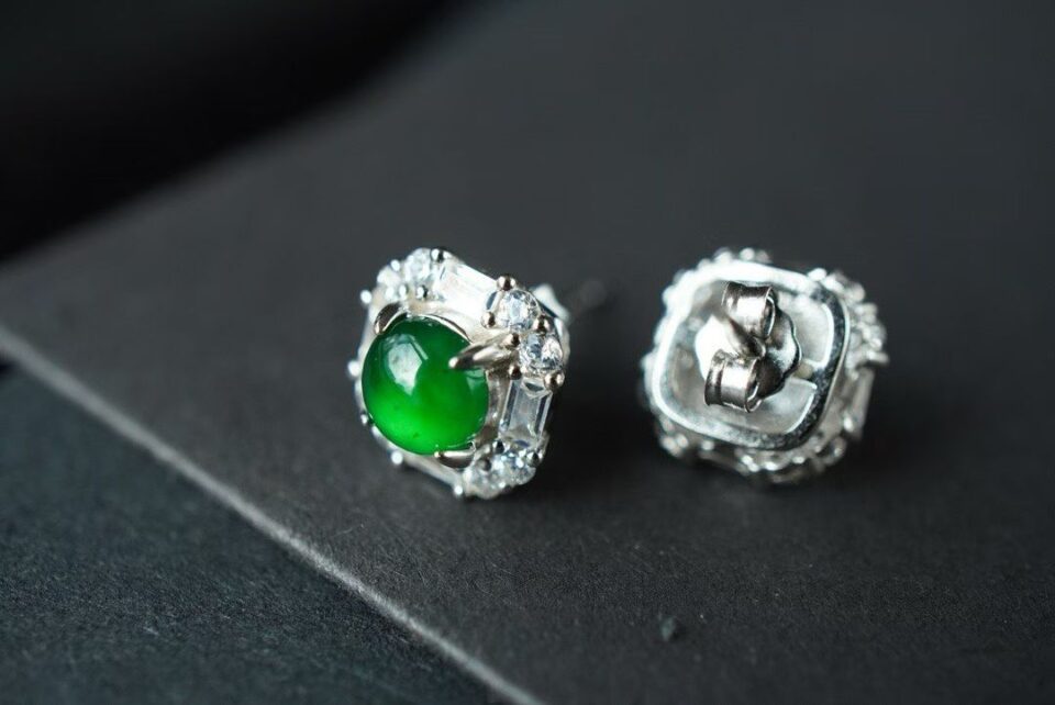 Le jade vert dans toute sa splendeur, monté sur l'argent 925 le plus pur. Ces petites puces sont bien plus qu'un accessoire : elles capturent la lumière et apportent une touche de sérénité à votre quotidien.

Minimalistes mais présentes, elles se portent en toutes occasions. Et vous, les porterez-vous en accumulation ou en solo