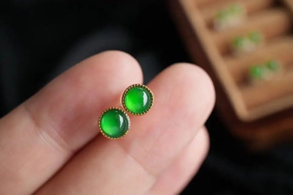 Boucles d'oreilles puces jade vert très haute qualité – Éclat précieux argent doré