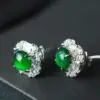 Le jade vert dans toute sa splendeur, monté sur l'argent 925 le plus pur. Ces petites puces sont bien plus qu'un accessoire : elles capturent la lumière et apportent une touche de sérénité à votre quotidien.

Minimalistes mais présentes, elles se portent en toutes occasions. Et vous, les porterez-vous en accumulation ou en solo