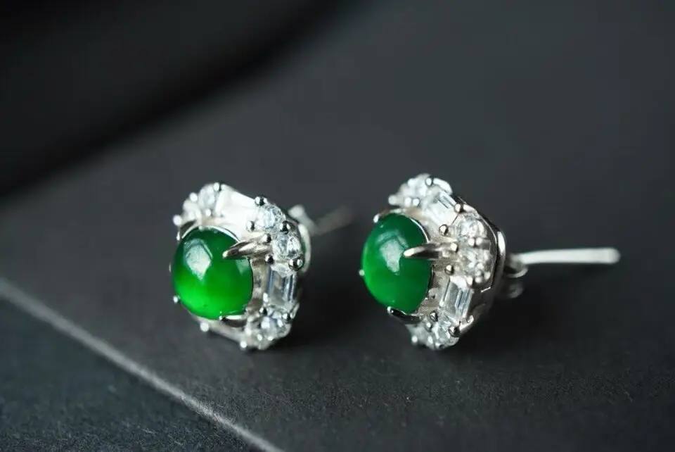 Le jade vert dans toute sa splendeur, monté sur l'argent 925 le plus pur. Ces petites puces sont bien plus qu'un accessoire : elles capturent la lumière et apportent une touche de sérénité à votre quotidien.

Minimalistes mais présentes, elles se portent en toutes occasions. Et vous, les porterez-vous en accumulation ou en solo