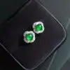 Boucles d'oreilles puces en jade vert naturel sur argent 925. Un éclat minéral pour un style pur et lumineux.