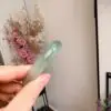 Jonc de jadéite naturelle – couleur vert clair translucide. Pièce unique, taillée dans une pierre authentique, sans traitement