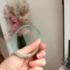 Jonc de jadéite naturelle – couleur vert clair translucide. Pièce unique, taillée dans une pierre authentique, sans traitement.