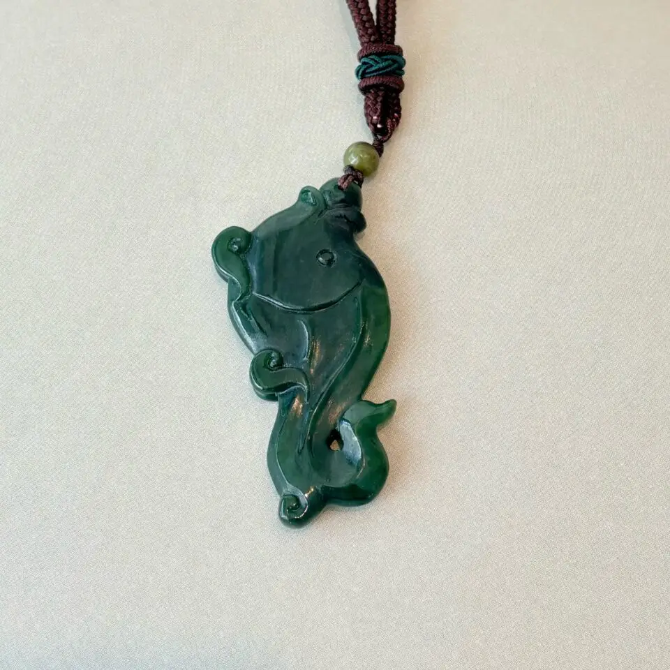 Pendentif poisson en jade néphrite – Sculpture traditionnelle 40 mm – Cordon marron 45-50 c