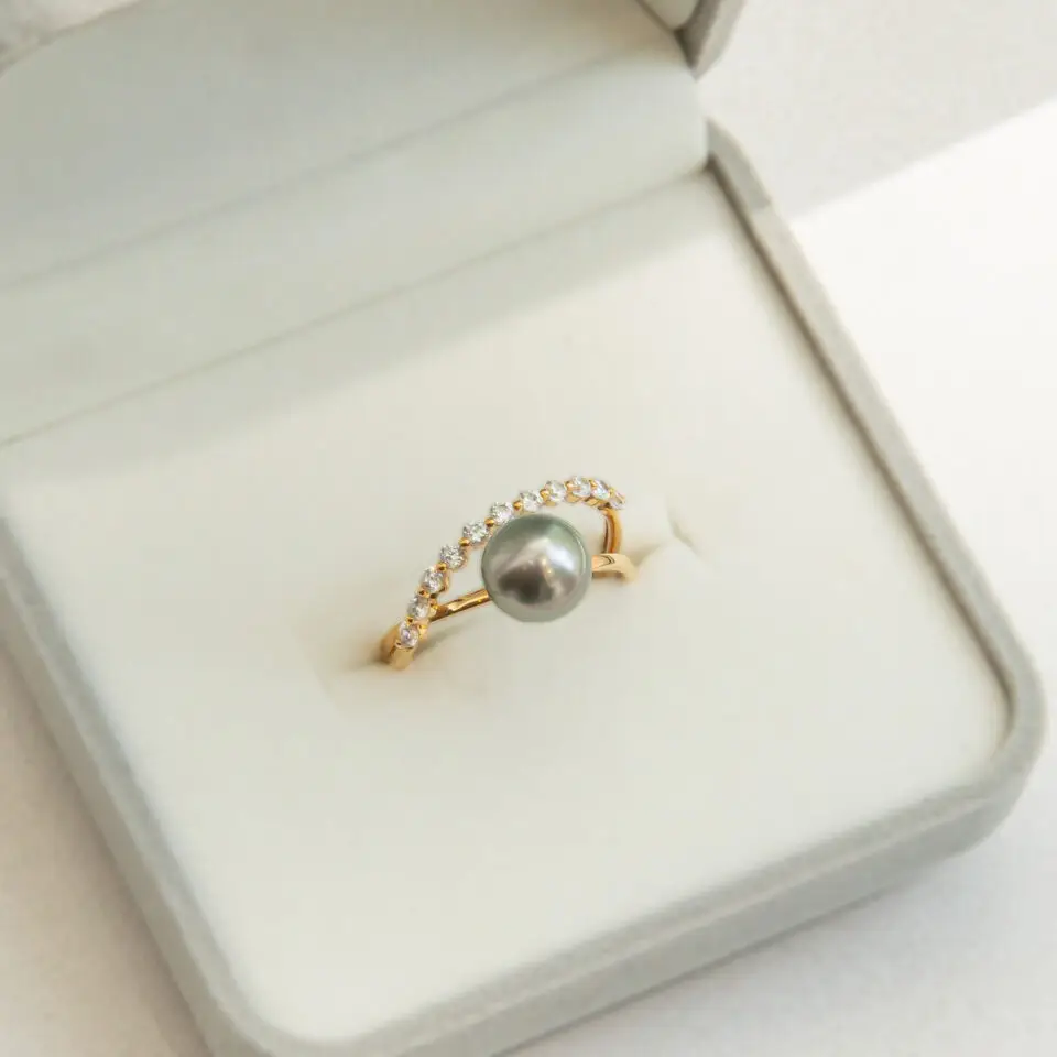 Bague en or jaune 750/1000e Perle de Tahiti & Moissanite