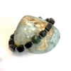 Présentation du bracelet homme en pierres de Shungite et de Jade, avec des intercalaires cylindriques finement gravés en argent et un système de cordon réglable