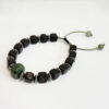 Bracelet homme en pierres de Shungite et de Jade avec des intercalaires cylindriques finement gravés en argent. Système de cordon réglable