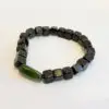 Bracelet homme en pierres naturelles composé de Shungite rectangulaire noire polie et de Jade vert, fermoir élastique ajustable, style minimaliste pour lithothérapie et protection contre les ondes