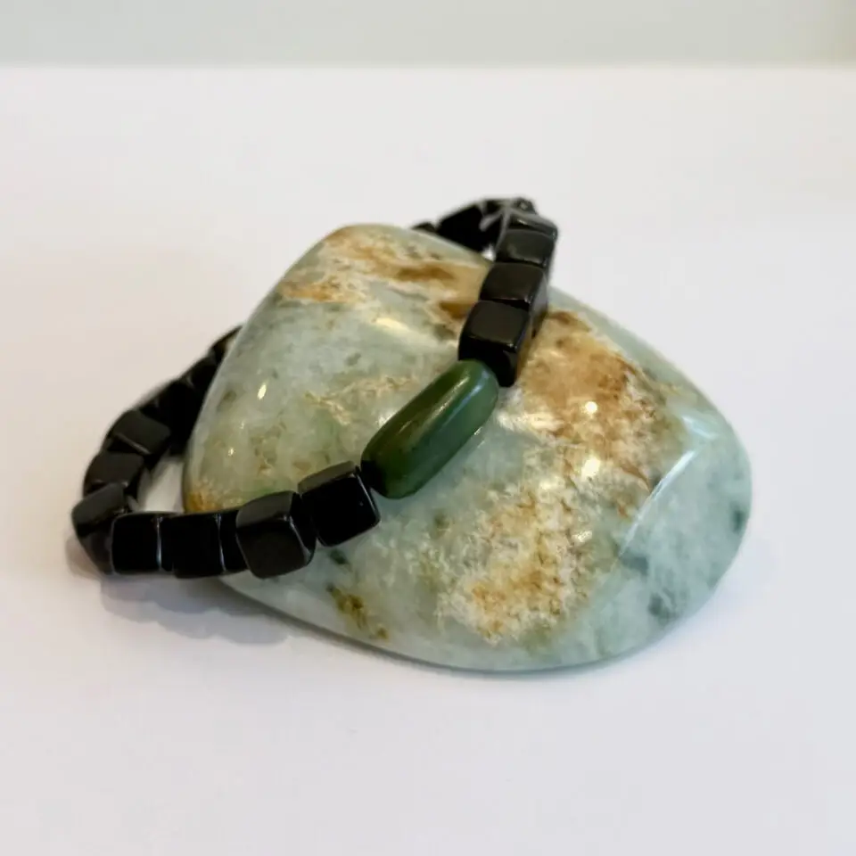 Présentation du bracelet homme Shungite noire et Jade vert - pierre naturelle protection magnétique bien-être