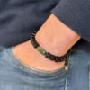 Mise en situation du bracelet homme Shungite noire et Jade vert - pierres naturelles - protection magnétique bien-être