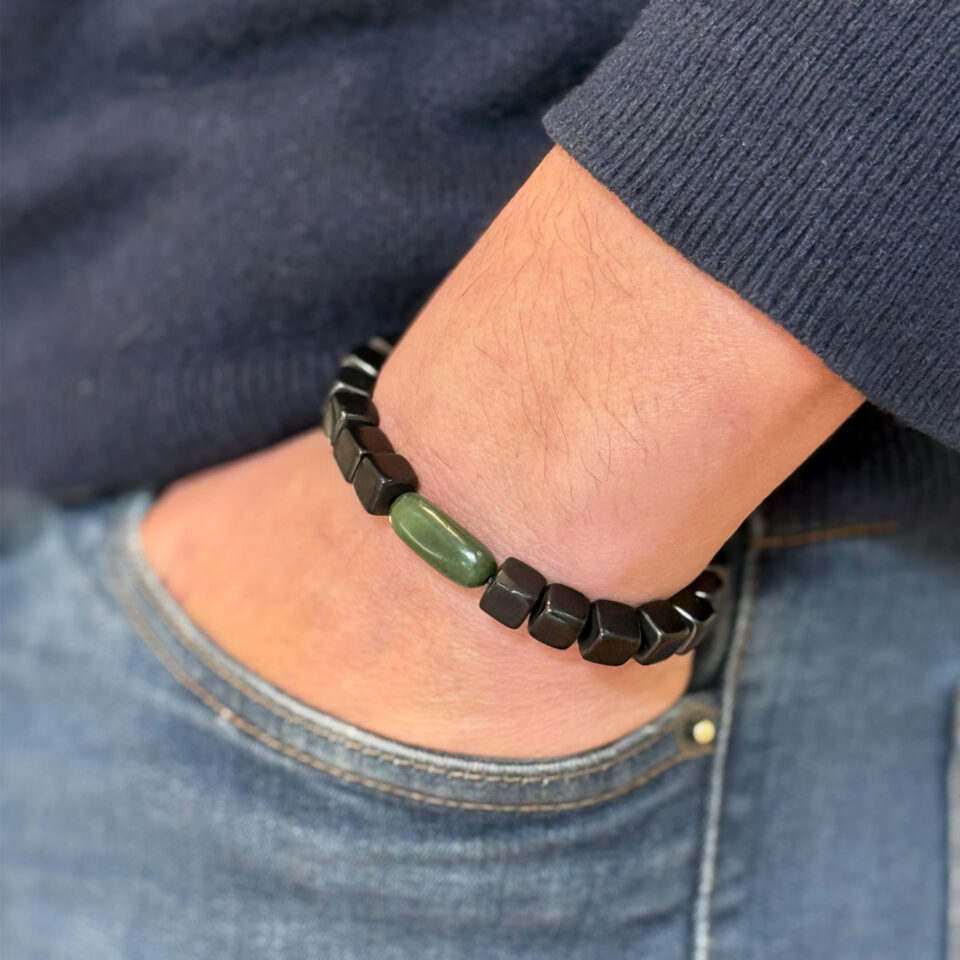 Mise en situation du bracelet homme Shungite noire et Jade vert - pierres naturelles - protection magnétique bien-être