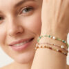 Démonstration des bracelets sur un modèle féminin